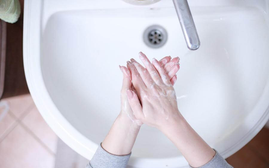 Jemand wäscht sich die Hände